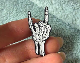 Spilla smaltata a forma di mano scheletrica rock, spilla gotica a forma di scheletro da bavero, regalo per appassionati di musica metal, spilla punk, spilla gotica per zaino e giacca per Halloween