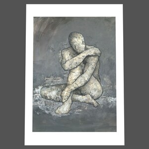 Puede incluir: Una pintura en escala de grises de una persona sentada con los brazos envueltos alrededor de su cuerpo. La persona est&aacute; hecha de papel texturizado y el fondo es un lavado gris.