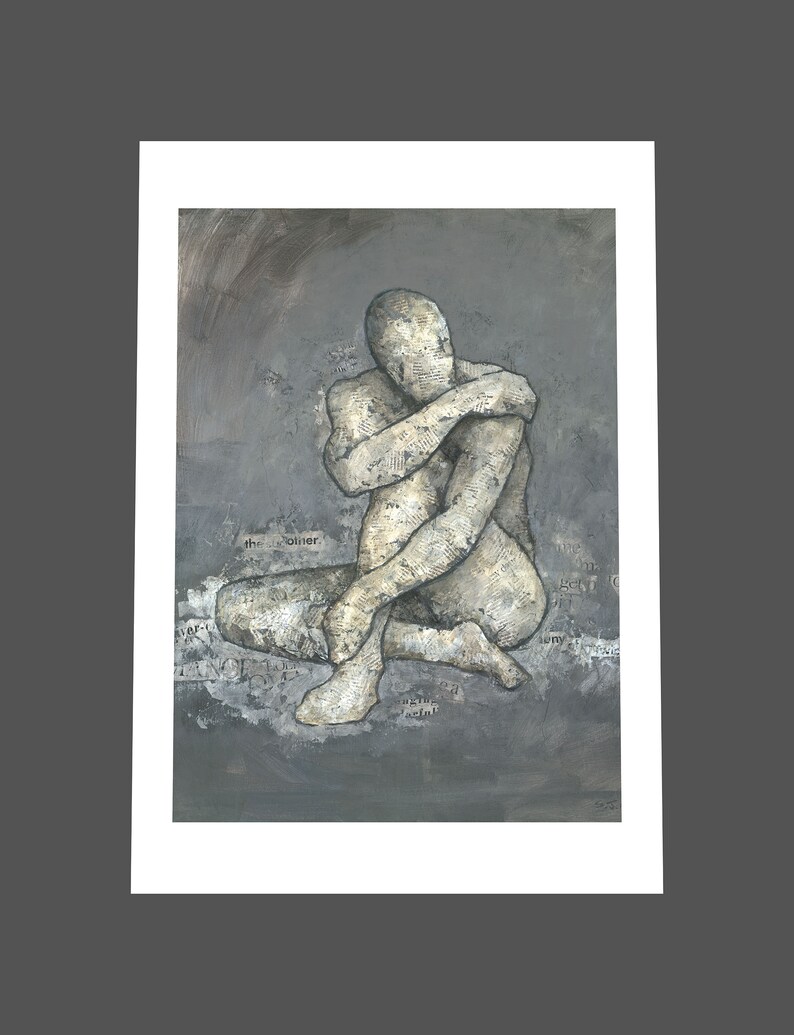 Puede incluir: Una pintura en escala de grises de una persona sentada con los brazos envueltos alrededor de su cuerpo. La persona est&aacute; hecha de papel texturizado y el fondo es un lavado gris.