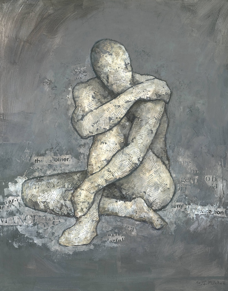 Puede incluir: Una pintura abstracta gris y blanca de una persona sentada con los brazos envueltos alrededor de su cuerpo. La pintura est&aacute; hecha con una t&eacute;cnica de collage utilizando recortes de peri&oacute;dicos y otros materiales.