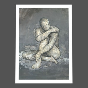 Puede incluir: Una pintura en escala de grises de una persona sentada con los brazos envueltos alrededor de su cuerpo. La persona est&aacute; hecha de papel texturizado y el fondo es un lavado gris.
