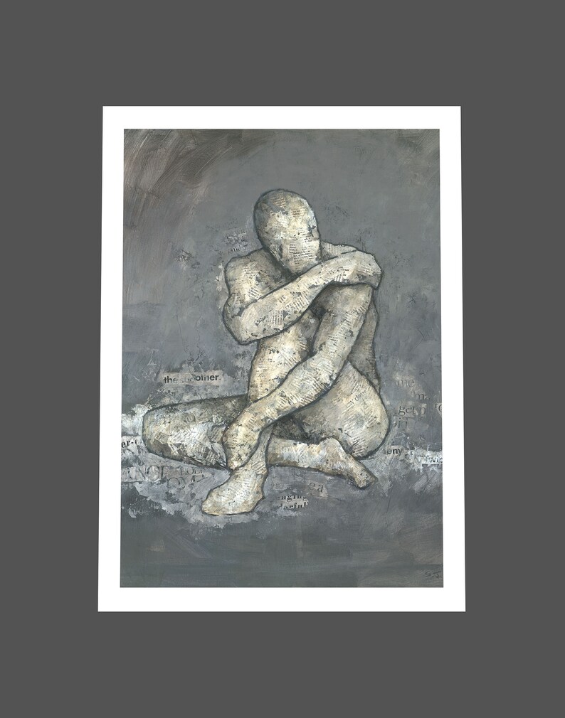 Puede incluir: Una pintura en escala de grises de una persona sentada con los brazos envueltos alrededor de su cuerpo. La persona est&aacute; hecha de papel texturizado y el fondo es un lavado gris.