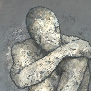 Puede incluir: Una pintura abstracta gris y blanca de una persona con los brazos cruzados, hecha con collage de papel y pintura. La cara de la persona est&aacute; oculta por el collage, que incluye texto de libros y peri&oacute;dicos antiguos.
