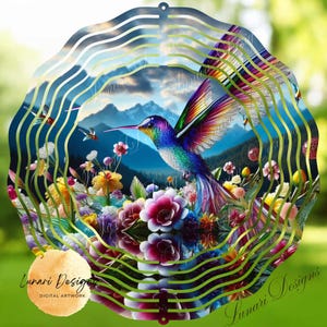 Puede incluir: Un móvil eólico decorativo de metal con un diseño de colibrí. La obra de arte presenta un colibrí con alas de arcoíris, sobre un fondo de flores y montañas. El texto "Lunari Designs DIGITAL ARTWORK" es visible.
