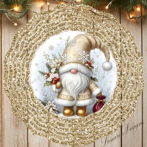 Puede incluir: Ilustración de un gnomo navideño en un marco dorado brillante. El gnomo viste un atuendo crema con detalles de copos de nieve, sosteniendo un ramo y un pequeño saco rojo. El fondo es una escena invernal.