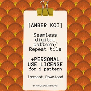 Puede incluir: Diseño de patrón digital "Amber Koi" con un patrón de mosaicos repetitivo en tonos naranja. El diseño se muestra sobre un fondo blanco, sujeto por un clip verde. El texto incluye "Seamless digital pattern/ Repeat tile" y "Instant Download".
