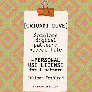 Könnte beinhalten: Ein digitales Musterdesign mit dem Text "[ORIGAMI DIVE]" und "Nahtloses digitales Muster/ Wiederholungsmuster". Das Design ist mit einer Büroklammer an einem gemusterten Hintergrund befestigt. Der Text enthält auch "+PERSÖNLICHE NUTZUNGSLIZENZ für 1 Muster" und "Sofort-Download".