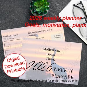 Könnte beinhalten: Ein digitaler Download-Druck 2026 Wochenplaner mit den Worten "Ziele, Motivation, Pläne". Der Planer hat einen Sonnenuntergangshintergrund und bietet Platz für Wochenplanung und Zielsetzung. Eine kleine Sukkulente und eine Brille sind ebenfalls sichtbar.