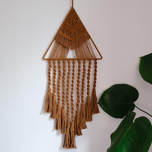Painel de parede em macramê geométrico triangular boho, tecido à mão em algodão caramelo (70×30 cm)