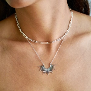 Collier tendance soleil, collier à breloques célestes soleil, cadeau pour elle, cadeau petite amie, superposition de collier or Half Circle Silver