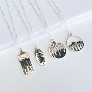 Halsband med tallträd, bergshalsband i sterlingsilver, halsband med vintergröna träd, smycken med reslustmotiv, present till mors dag bild 3