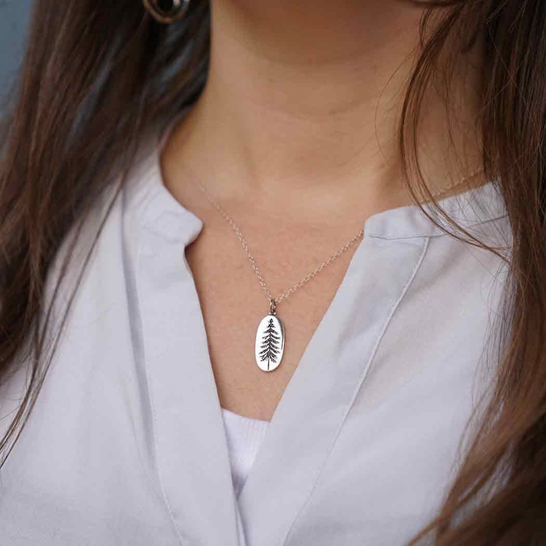 Halsband med tallträd, bergshalsband i sterlingsilver, halsband med vintergröna träd, smycken med reslustmotiv, present till mors dag bild 6