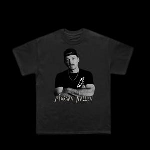 K&ouml;nnte beinhalten: Schwarzes T-Shirt mit einem Schwarz-Wei&szlig;-Bild eines Mannes mit Baseballkappe und Halskette. Der Text "Morgan Wallen" ist darunter in wei&szlig;er Schrift gedruckt. Das T-Shirt hat einen Rundhalsausschnitt.
