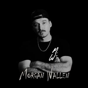 K&ouml;nnte beinhalten: Schwarz-Wei&szlig;-Bild einer Person mit schwarzer Baseballkappe und schwarzem T-Shirt. Das T-Shirt tr&auml;gt den Schriftzug "Morgan Wallen" und ein "MW"-Logo. Die Person hat die Arme verschr&auml;nkt und tr&auml;gt eine silberne Kette.