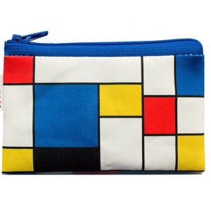 Cartera de azul rojo y amarillo con cremallera en azul.