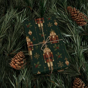 Rol kerstcadeaupapier, feestelijke cadeauverpakking voor het geven van vakantiecadeaus, notenkraker en sneeuwvlokontwerp, decoratie voor de feestdagen, milieuvriendelijke verpakking