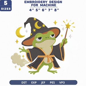 Pode incluir: Um design de bordado para máquina com um sapo verde usando um chapéu e manto de mago pretos com detalhes dourados. O sapo segura uma varinha com ponta de estrela, cercado por luas crescentes, estrelas e uma nuvem. Texto: EMBROIDERY DESIGN FOR MACHINE 4" 5" 6" 7" 8".