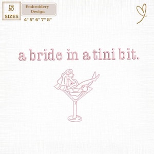 Pode incluir: Design de bordado rosa com o texto "a bride in a tini bit" e uma ilustração de noiva num copo de martini. Inclui opções de tamanho: 10 cm, 13 cm, 15 cm, 18 cm e 20 cm. O design é para bordar.