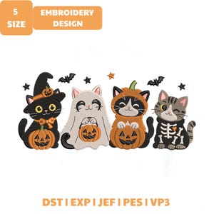 Könnte beinhalten: Ein Stickdesign mit vier Katzen in Halloween-Kostümen: eine schwarze Katze als Hexe, eine Geisterkatze, eine Katze im Kürbiskostüm und eine Skelett-Katze, dazu Kürbisse, Fledermäuse und Sterne. Text: 5 SIZE EMBROIDERY DESIGN DST EXP JEF PES VP3.