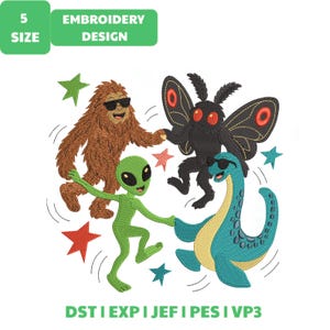 Può includere: Un ricamo raffigurante un Bigfoot marrone con occhiali da sole, un alieno verde, una creatura falena nera con occhi rossi e un mostro marino verde acqua. I personaggi danzano tra stelle rosse, verdi e verde acqua. Testo: 5 SIZE EMBROIDERY DESIGN DST EXP JEF PES VP3.