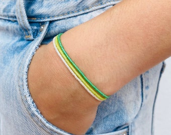 Bracelet double avec perles miyuki vertes et blanches || bijou minimaliste en cordon ciré et delica || bracelet petites perles