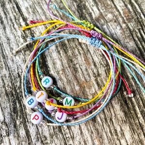Pulsera o tobillera con letra inicial personalizada // pulsera minimalista de cordón encerado // joyería diminuta ajustable // regalo para amigos o niños