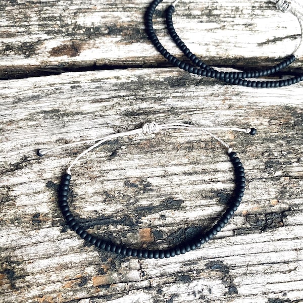 Bracelet ajustable avec perles de rocailles noires mates || bracelet cheville hippie en cordon ciré