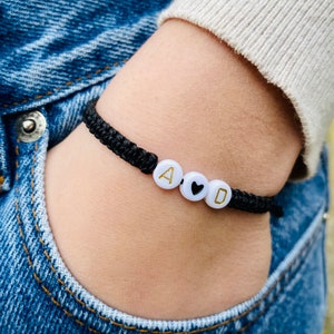 Pulsera de letras personalizada para parejas en negro y oro // pulsera de macramé // joyería personalizada para él ella // regalo del día de San Valentín para pareja