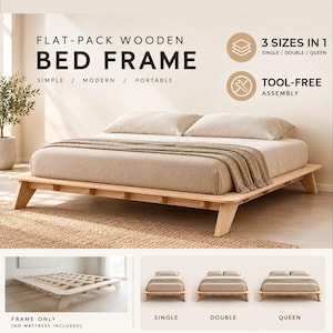 Puede incluir: Un marco de cama de madera de color claro con un diseño de perfil bajo. El texto dice: FLAT-PACK WOODEN BED FRAME, 3 SIZES IN 1, TOOL-FREE ASSEMBLY, FRAME ONLY (NO MATTRESS INCLUDED), SINGLE, DOUBLE, QUEEN. Se muestra en tres tamaños.