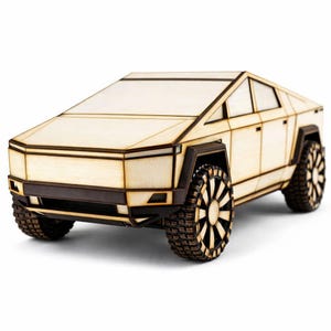 Pode incluir: Um modelo de madeira de um veículo com aparência futurista com um design geométrico. O veículo tem uma carroceria marrom clara com detalhes em marrom escuro nas rodas e acabamentos. As rodas têm um design de raios exclusivo.