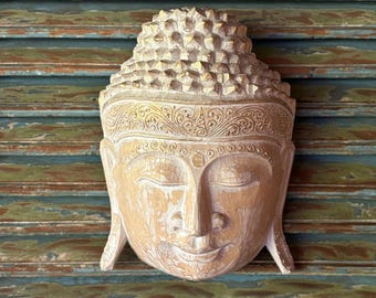 Handskuren gyllene Buddha-väggmask • Bali-träkonst • Spirituell zen-heminredning • Rustik bohemisk väggskulptur