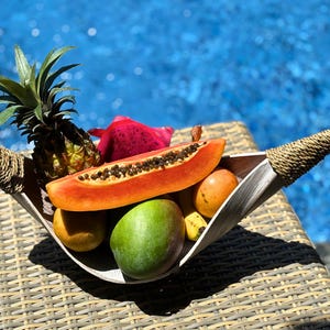 Handformad fruktskål av palmblad • Rustikt boho-mittstycke med träben bild 4