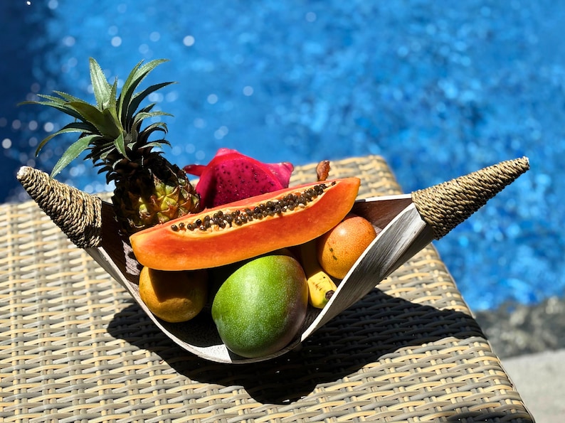 Handformad fruktskål av palmblad • Rustikt boho-mittstycke med träben bild 4