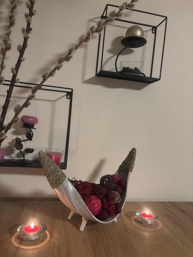 Handformad fruktskål av palmblad • Rustikt boho-mittstycke med träben bild 7