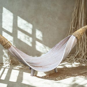 Handformad fruktskål av palmblad • Rustikt boho-mittstycke med träben bild 1