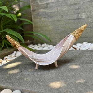Handformad fruktskål av palmblad • Rustikt boho-mittstycke med träben bild 2