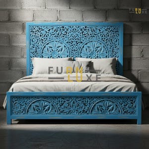 Puede incluir: Una cama de madera tallada en color turquesa con cabecero a juego. El cabecero y el piecero presentan intrincados diseños florales y de volutas. La cama está hecha con ropa de cama blanca y almohadas grises. La marca "FURN LUXE" es visible.
