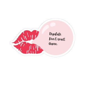 Puede incluir: Una pegatina con unos labios rojos soplando una burbuja rosa. La burbuja contiene las palabras "Regulate. Don't react. Queen." en escritura negra. La pegatina tiene un borde blanco.