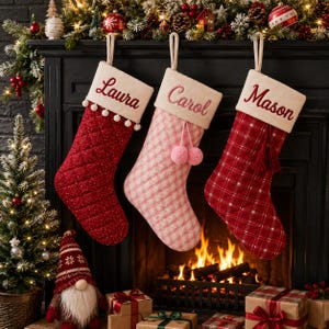 Chaussettes de Noël familiales 2026, chaussette brodée personnalisée avec nom, élégante décoration de cheminée matelassée pour les fêtes, cadeau souvenir de Noël personnalisé