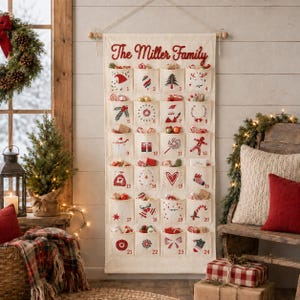 Può includere: Un calendario dell'avvento in tessuto color crema appeso a un'asta di legno, con la scritta The Miller Family in corsivo rosso. Presenta ventiquattro tasche numerate, ciascuna decorata con illustrazioni natalizie rosse e nere e piccoli regali.