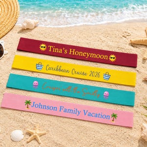 Könnte beinhalten: Vier rechteckige Stoffbänder in den Farben Kastanienbraun, Gelb, Türkis und Pink. Das kastanienbraune Band trägt die Aufschrift Tina's Honeymoon mit Sonnen-Symbolen. Das gelbe Band zeigt Caribbean Cruise 2026 mit Strandtaschen. Das türkise Band trägt Cruisin' with the Smiths mit Quallen. Das pinke Band zeigt Johnson Family Vacation mit Palmen.