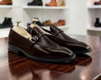 Handgemaakte donkerbruine herenmocassins, klassieke nette schoenen, instappers