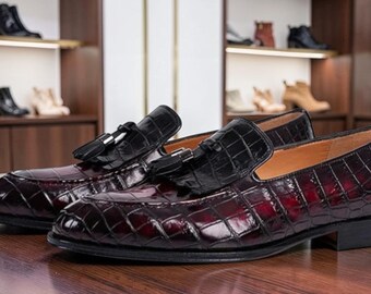 Handgemaakte heren loafers van getextureerd leer in een gemêleerde bordeauxrode kleur met kwastjes – feestelijke mocassins, instapschoenen