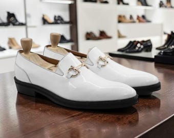Witte lakleren loafers voor heren – handgemaakte instapmocassins, formele nette schoenen