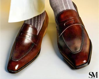 Handgemaakte herenloafers van gepolijst bruin leer – formele kantoorschoenen