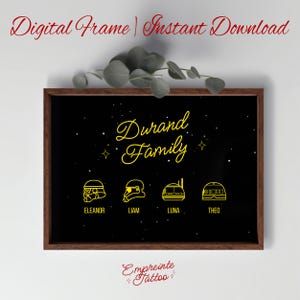 Peut inclure: Impression numérique encadrée avec un fond noir et du texte jaune. Les mots "Durand Family" sont affichés dans une police script, avec quatre illustrations de casques en dessous. Les noms Eleanor, Liam, Luna et Theo sont sous chaque casque. Le cadre est marron.