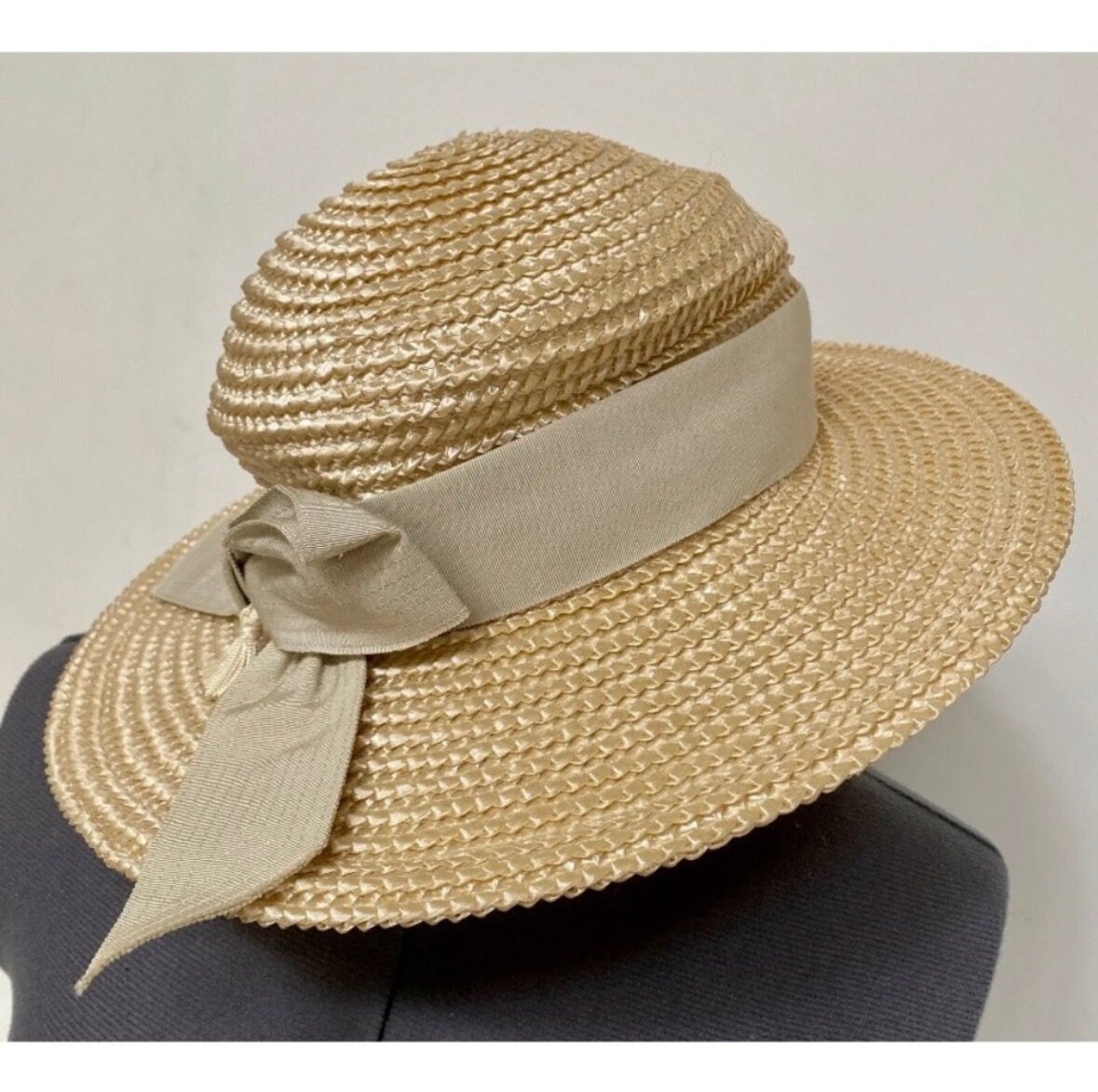 CLASSIC VINTAGE DORIS DESIGNED 1960s LADIES STRAW HAT WIDE BRIM TAN FABRIC BAND Classic Vintage DORIS DESIGNED 1960s Ladies Straw Hat Wide  main image 4