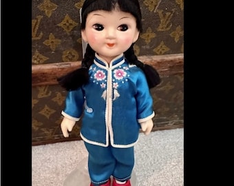 ヴィンテージ中国人形の伝統衣装の女の子、黒髪三つ編み、ピンク、青の