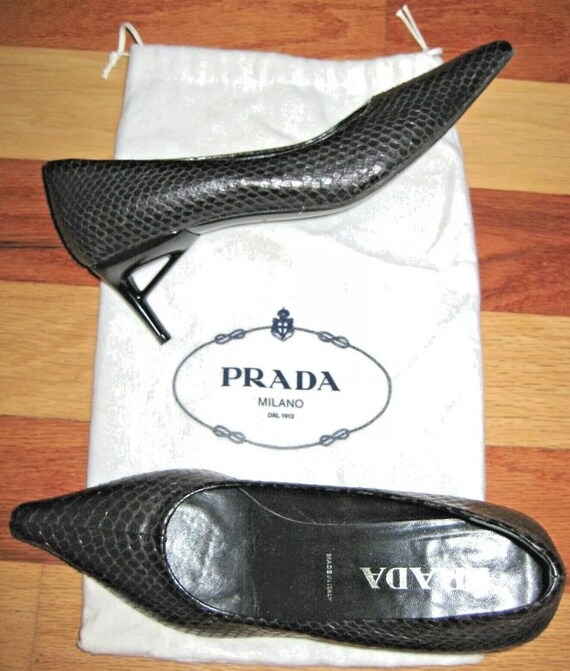 PRADA Burgundy Red Patent Leather Black Bow Pointed Toe Kitten Heel Pu –  Encore Resale.com