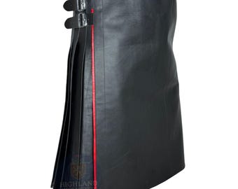 Könnte beinhalten: Schwarzer Lederkilt mit roter Zierleiste und silbernen Schnallen. Der Kilt hat Falten auf der linken Seite und eine glatte Front. Er hat zwei verstellbare Schnallen und einen roten Streifen an der Seite.